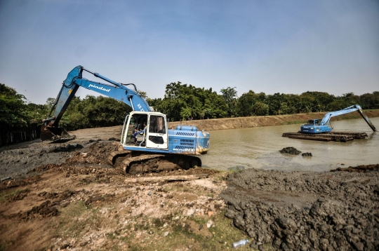 Gerebek Lumpur Waduk Setu Cipayung untuk Antisipasi Banjir