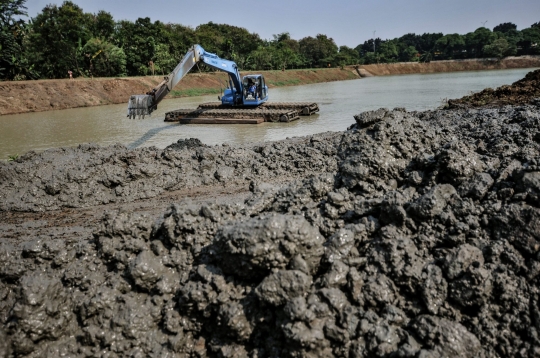 Gerebek Lumpur Waduk Setu Cipayung untuk Antisipasi Banjir