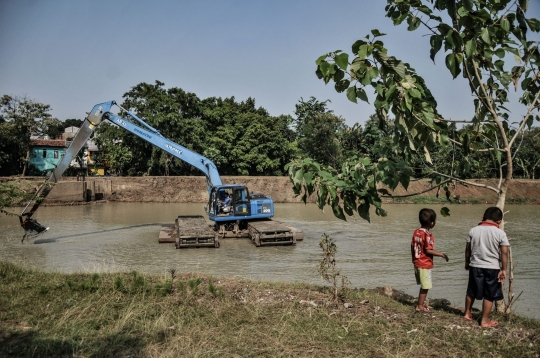 Gerebek Lumpur Waduk Setu Cipayung untuk Antisipasi Banjir