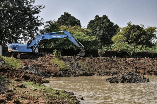 Gerebek Lumpur Waduk Setu Cipayung untuk Antisipasi Banjir