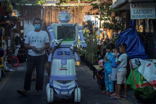 Uniknya Robot Penyemprot Disinfektan Karya Warga Surabaya