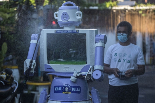 Uniknya Robot Penyemprot Disinfektan Karya Warga Surabaya