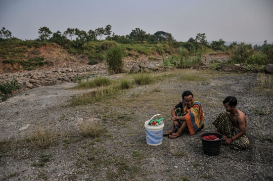Dilanda Kekeringan, Warga Jonggol MCK di Sungai Cipamingkis