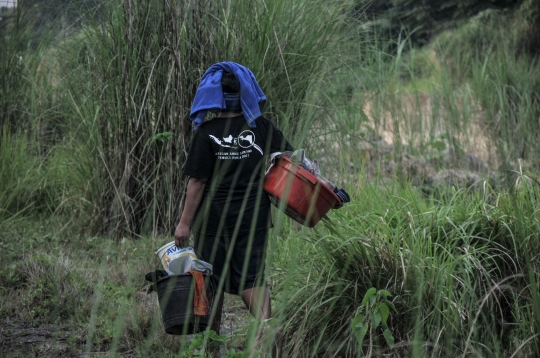 Dilanda Kekeringan, Warga Jonggol MCK di Sungai Cipamingkis
