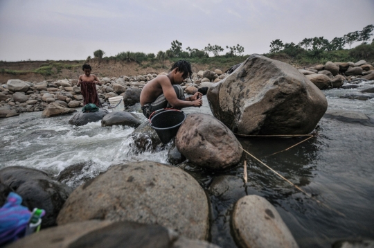 Dilanda Kekeringan, Warga Jonggol MCK di Sungai Cipamingkis