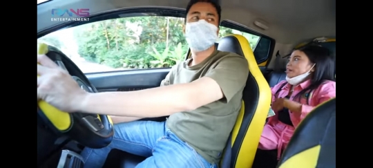 5 Potret Pertemuan Ucok Baba dan Raffi Ahmad, Bayar Sekotak Durian dengan Mobil Baru