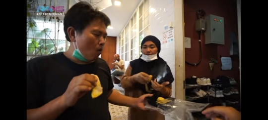 5 Potret Pertemuan Ucok Baba dan Raffi Ahmad, Bayar Sekotak Durian dengan Mobil Baru