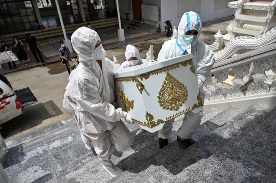 Kesibukan Biksu Thailand Tangani Kremasi Jenazah Korban Covid-19