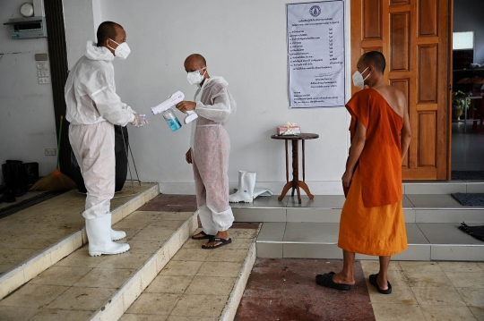 Kesibukan Biksu Thailand Tangani Kremasi Jenazah Korban Covid-19