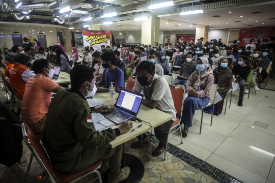 Ratusan Pedagang Jalani Vaksinasi Covid-19 di Pasar Tanah Abang