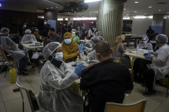 Ratusan Pedagang Jalani Vaksinasi Covid-19 di Pasar Tanah Abang