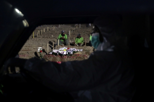 Potret Aktivitas Pemakaman Jenazah Korban Covid-19 di Malam Hari