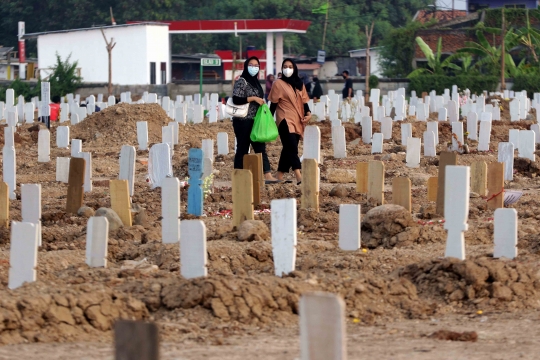 Aktivitas Ziarah di TPU Khusus Covid-19 Rorotan