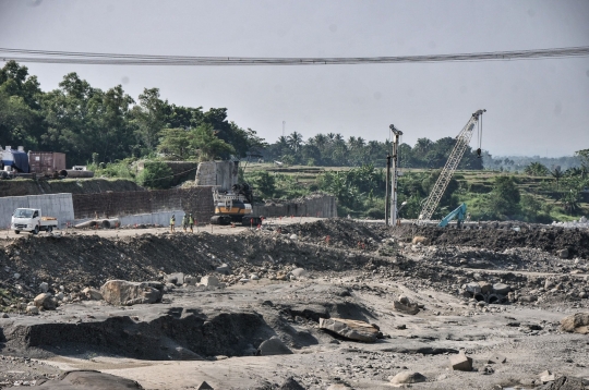 Memantau Progres Pembangunan Bendungan Cipamingkis