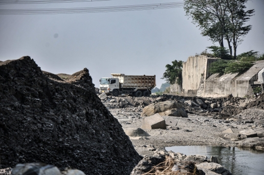 Memantau Progres Pembangunan Bendungan Cipamingkis