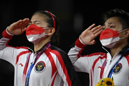 Gaya Greysia dan Apriyani di Podium Usai Raih Emas Olimpiade Tokyo 2020