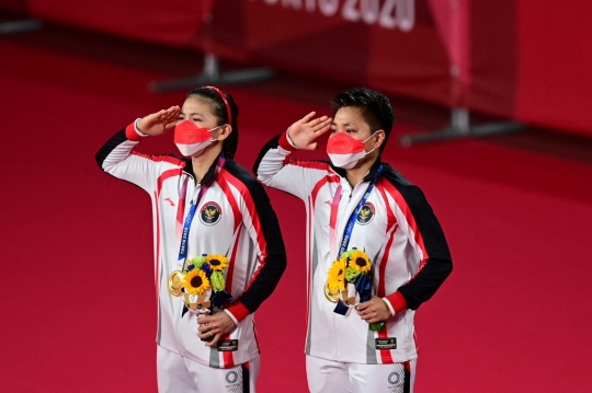 Gaya Greysia dan Apriyani di Podium Usai Raih Emas Olimpiade Tokyo 2020