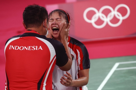 Tangis Haru Srikandi Badminton Indonesia Raih Emas Olimpiade