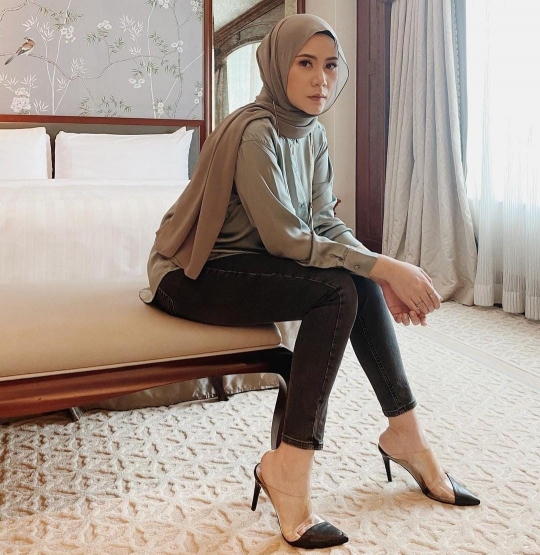 5 Potret Kece Cynthia Adik Olla Ramlan, Tak Kalah Fashionable dari Sang Kakak