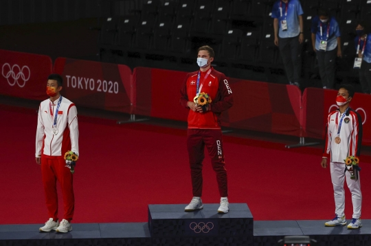 Pose Anthony Ginting di Podium Olimpiade Tokyo 2020