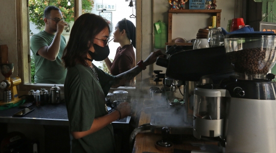 Ngopi Sambil Berjemur di Kedai Kopi Depok