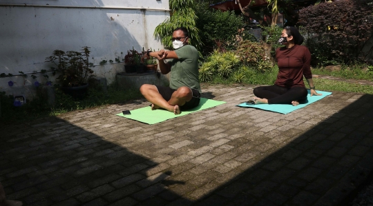 Ngopi Sambil Berjemur di Kedai Kopi Depok