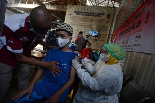 Ekspresi ODGJ Saat Disuntik Vaksin di Bekasi