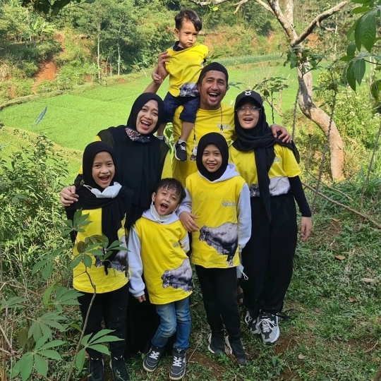 9 Pasangan Selebriti Indonesia yang Pilih Punya Banyak Anak