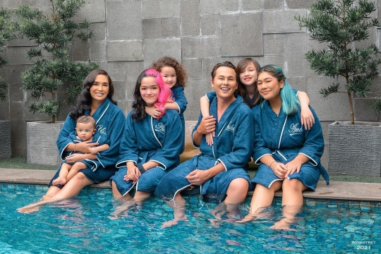 9 Pasangan Selebriti Indonesia yang Pilih Punya Banyak Anak