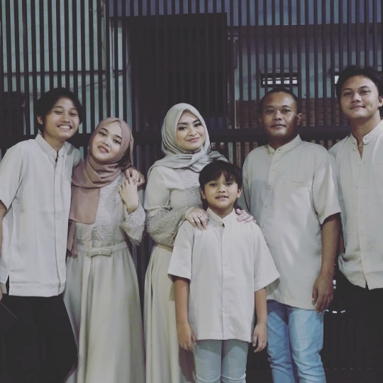 9 Pasangan Selebriti Indonesia yang Pilih Punya Banyak Anak