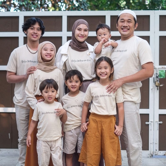 9 Pasangan Selebriti Indonesia yang Pilih Punya Banyak Anak