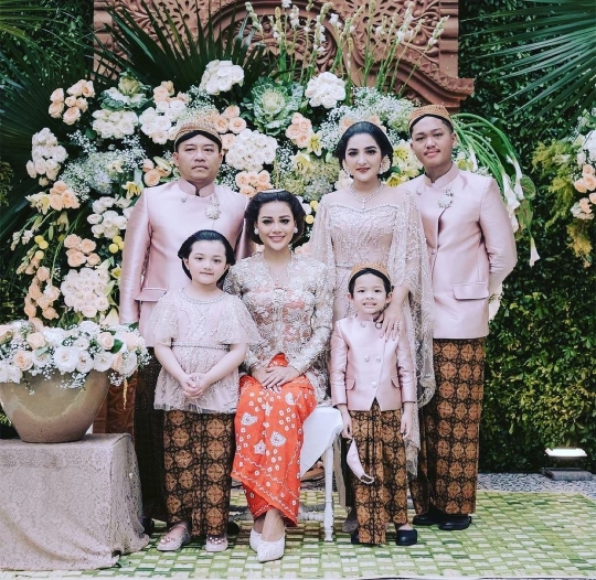 9 Pasangan Selebriti Indonesia yang Pilih Punya Banyak Anak