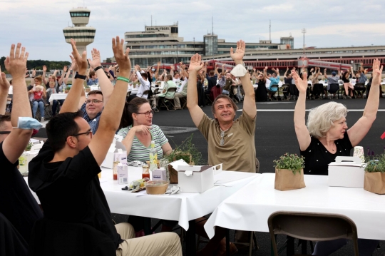Bebas dari Corona, Jerman Gelar Dinner Akbar di Atas Pendaratan Pesawat