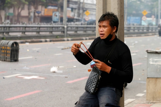 Demonstran Thailand Gunakan Ketapel Saat Bentrok dengan Polisi
