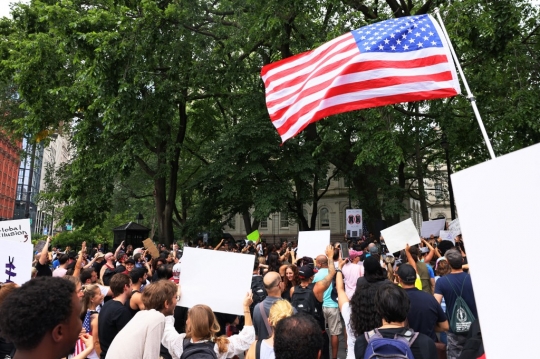 Warga New York Protes Kartu Vaksin Covid-19 Jadi Syarat ke Restoran