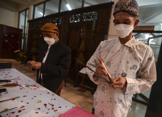 Melihat Ritual Mencuci Keris di Museum Pusaka TMII