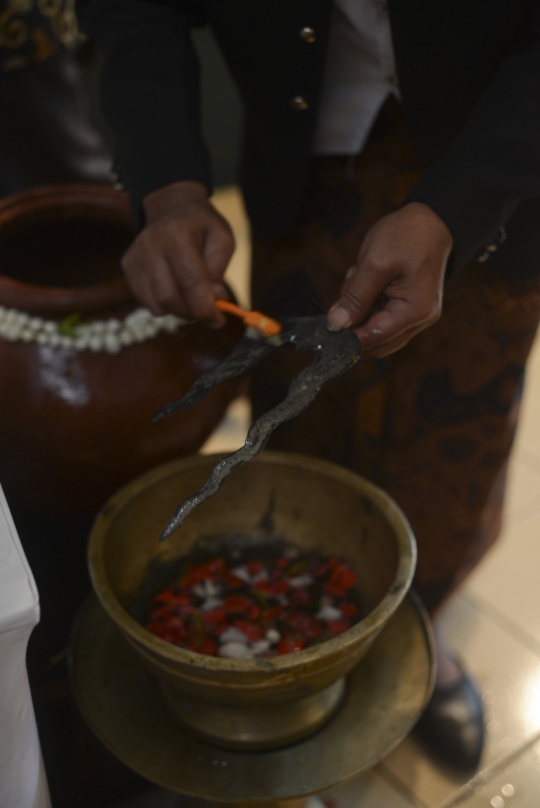 Melihat Ritual Mencuci Keris di Museum Pusaka TMII