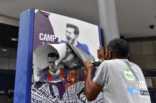 Momen Pencopotan Poster Lionel Messi di Camp Nou