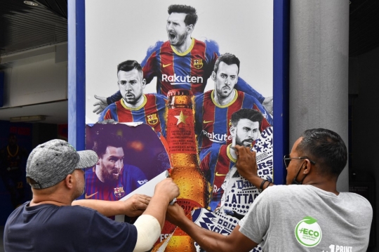 Momen Pencopotan Poster Lionel Messi di Camp Nou