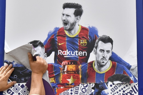 Momen Pencopotan Poster Lionel Messi di Camp Nou