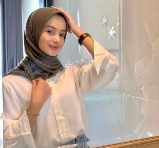 5 Potret Nabila Putri Calon Menantu Ucok Baba, Selebgram Cantik Pemilik Senyum Manis