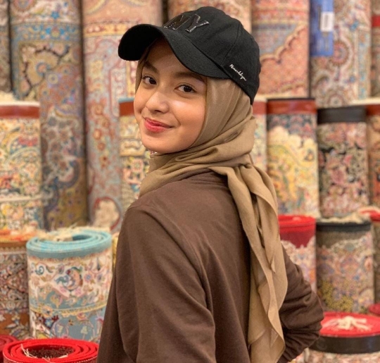 5 Potret Nabila Putri Calon Menantu Ucok Baba, Selebgram Cantik Pemilik Senyum Manis