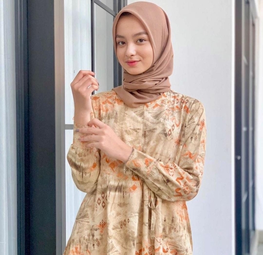 5 Potret Nabila Putri Calon Menantu Ucok Baba, Selebgram Cantik Pemilik Senyum Manis