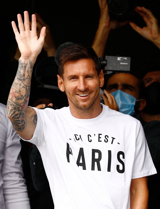 Senyum Messi Sapa Suporter PSG