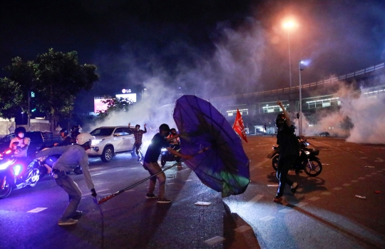 Bentrokan Massa Antipemerintah dan Polisi di Bangkok