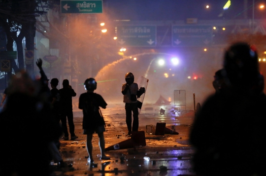 Bentrokan Massa Antipemerintah dan Polisi di Bangkok