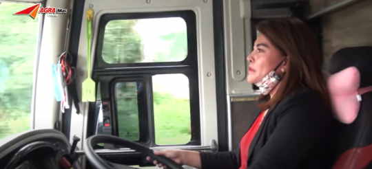 Cantik dan Memesona Ini Potret Liena Driver Bus Saat Mengemudi
