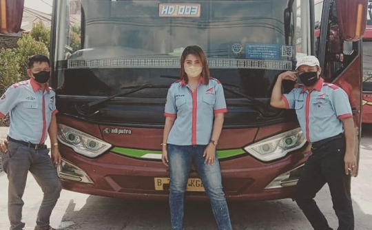 Cantik dan Memesona Ini Potret Liena Driver Bus Saat Mengemudi