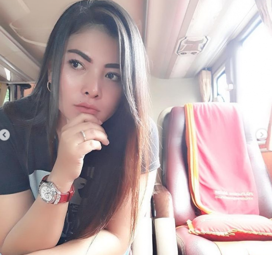 Cantik dan Memesona Ini Potret Liena Driver Bus Saat Mengemudi