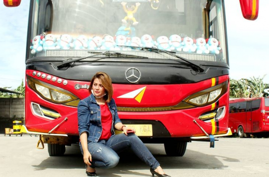 Cantik dan Memesona Ini Potret Liena Driver Bus Saat Mengemudi